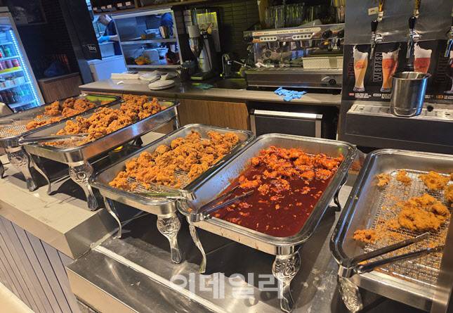 매장 내부의 모습 다양한 BBQ치킨 메뉴를 뷔페로 즐길 수 있다. (사진=한전진 기자)