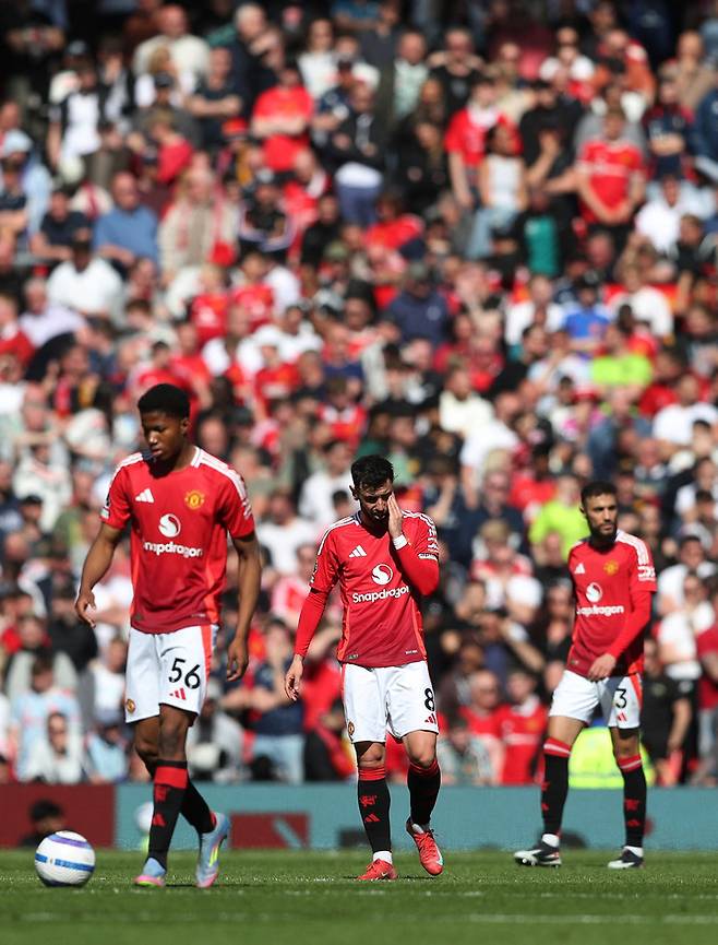 20일 열린 울버햄튼 원더러스와 경기에서 실점을 허용한 뒤 고개를 떨군 맨체스터 유나이티드 선수들