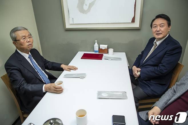 김종인 전 국민의힘 비상대책위원장이 2021년 11월 24일 서울의 한 식당에서 윤석열 국민의힘 대선후보와 만난 모습. ⓒ News1 민경석 기자