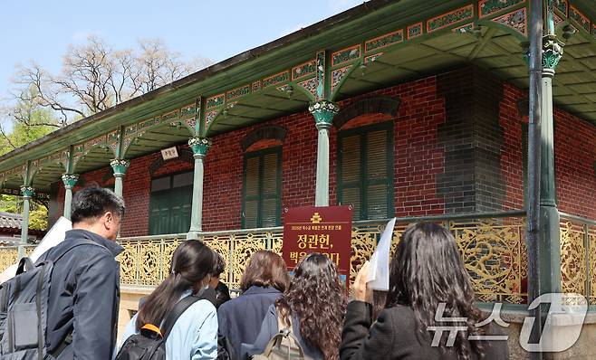 21일 서울 덕수궁 돈덕전과 정관헌에서 열린 '대한제국 황궁에 선 양관 - 만나고, 간직하다' 특별전 언론 공개회에서 참석자들이 가벽을 세운 정관헌을 둘러보고 있다. 대한제국 당시 궁궐 내 서양식 건축물인 양관의 역할을 조명하는 특별전인 이번 전시는 7월 13일까지 진행되며, 돈덕전을 비롯해 덕수궁 내 양관과 관련된 국새, 어보, 금책 등 유물 110여 점이 공개된다. 2025.4.21/뉴스1 ⓒ News1 박지혜 기자