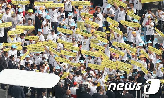 프란치스코 교황이 16일 오전 서울 종로구 광화문 광장에서 시복미사를 집전하기 전 카퍼레이드를 하던 중 차에서 내려 '유민 아빠' 김영오 씨와 세월호 유가족을 위로하고 있다. (사진공동취재단) 2014.8.16/뉴스1