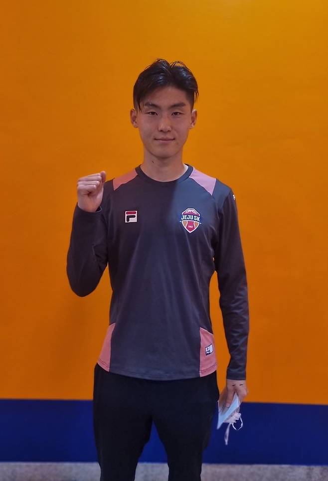 제주 김륜성이 20일 포항전에서 승리한 뒤 포즈를 취하고 있다. 사진 | 한국프로축구연맹