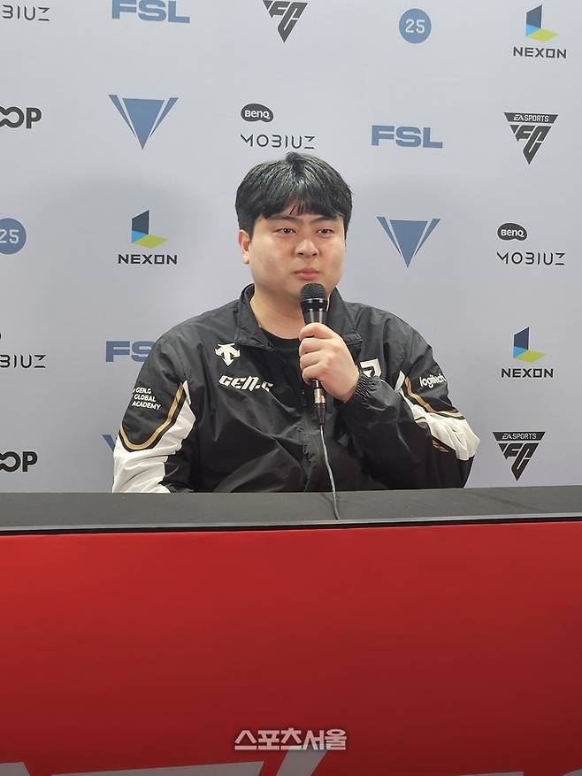 박세영이 21일 서울 잠실DN콜로세움에서 열린 2025 FC온라인 슈퍼 챔피언스 리그(FSL) C조 패자전 승리 후 취재진 인터뷰에 응하고 있다. 잠실 | 강윤식 기자 skywalker@sportsseoul.com