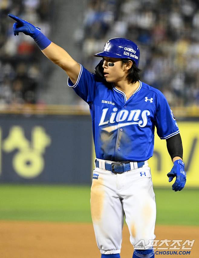 17일 잠실야구장에서 열린 LG와 삼성의 경기, 6회초 2사 2루 삼성 김성윤이 1타점 적시타를 치고 환호하고 있다. 잠실=허상욱 기자wook@sportschosun.com/2025.04.17/