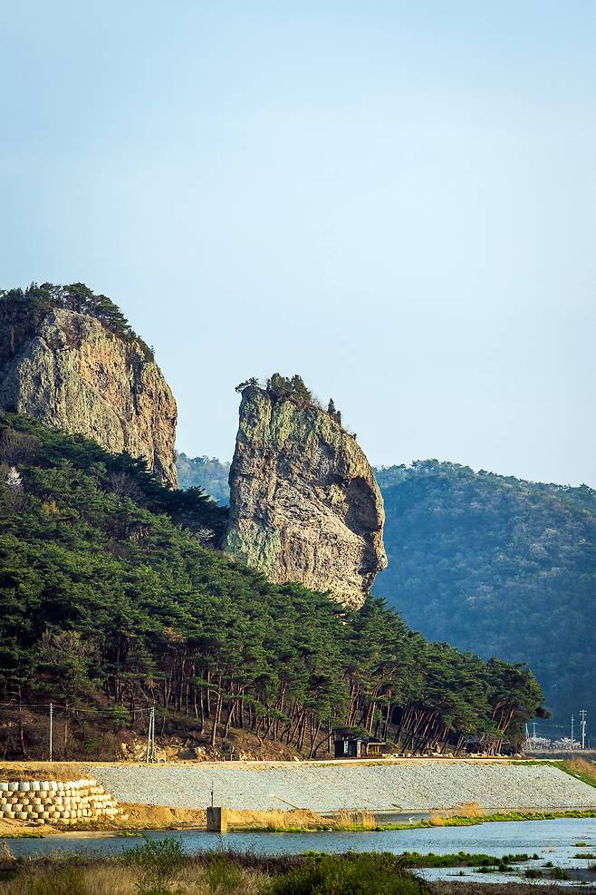 '쓰러진 병처럼 생겼다'고 해서 이름 붙은 '병바위'는 보는 각도에 따라 사람 얼굴처럼 보이는 부분도 있다. / 이건송 영상미디어 기자