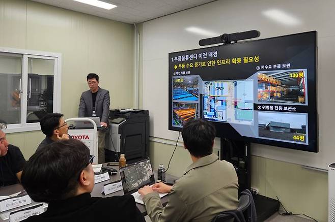 한정훈 한국토요타자동차 부품용품부 부장이 지난 17일 경기 시흥시 소재 한국토요타자동차의 부품물류센터에서 센터에 대한 소개를 하고 있다. ⓒ데일리안 정진주 기자