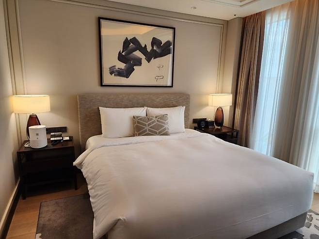 파라다이스인천 '코너 스위트' 객실에 배치된 시몬스 침대의 모습.ⓒ임유정 기자