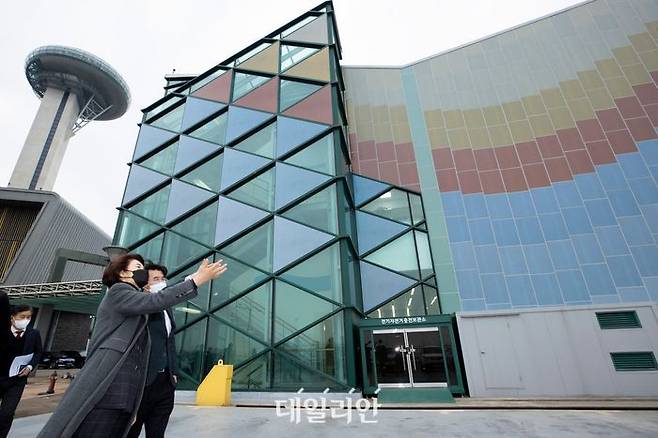 경기 안산시 시화호조력발전소 '건물일체형 태양광 발전설비(BIPV)'.ⓒ뉴시스