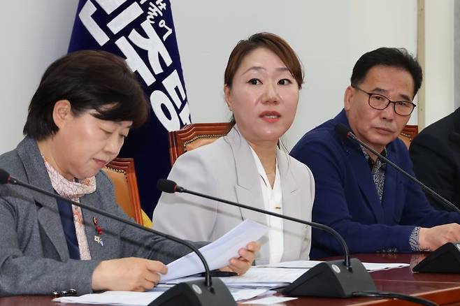 명태균씨가 운영한 여론조사업체에서 근무한 강혜경씨가 21일 서울 여의도 국회에서 더불어민주당 '명태균 게이트 진상조사단'과 함께 가진 기자회견에서 홍준표 전 대구시장의 불법 여론조사 의혹에 대한 증거를 공개하며 검찰 수사를 촉구하고 있다. 왼쪽부터 단장인 서영교 의원, 강혜경 씨, 김태열 전 미래한국연구소장. 사진=연합뉴스