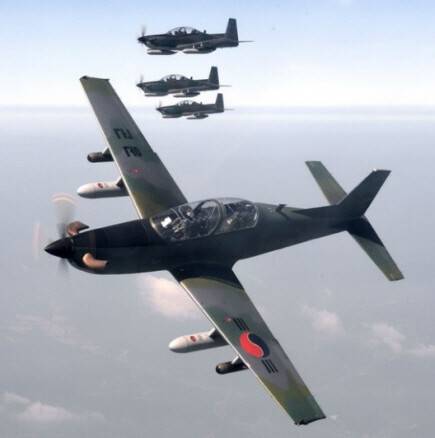 2014년 10월 공군 제8전투비행단의 케이에이(KA)-1 전술통제공격기 편대가 비행임무를 수행하고 있다. 이 항공기는 국산 기본훈련기(KT-1)에 로켓탄과 기관총으로 무장한 경공격기다. 공군 제공