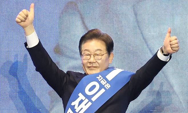 20일 오후 울산 울산전시컨벤션센터에서 열린 더불어민주당 제21대 대통령선거 후보자 선출을 위한 영남권 합동연설회에서 이재명 후보가 손을 흔들고 있다. 윤운식 선임기자 yws@hani.co.kr