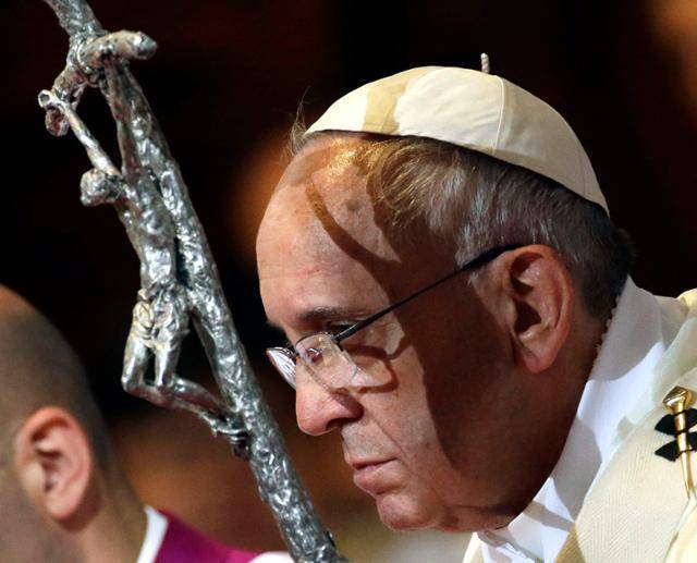2014년 방한한 프란치스코 교황이 서울 명동성당에서 십자가상(像)의 목장(牧杖)을 들고 평화와 화해를 위한 미사를 집전하고 있다. 연합뉴스