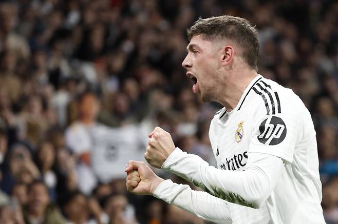 <yonhap photo-1212=""> epa12043600 Real Madrid's Federico Valverde celebrates after scoring against Athletic during their Spanish LaLiga soccer match at Santiago Bernabeu stadium, in Madrid, Spain, 20 April 2025. EPA/CHEMA MOYA/2025-04-21 06:40:39/ <저작권자 ⓒ 1980-2025 ㈜연합뉴스. 무단 전재 재배포 금지, AI 학습 및 활용 금지></yonhap>