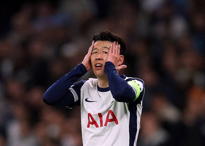 <yonhap photo-0980=""> FILE PHOTO: Soccer Football - Europa League - Quarter Final - First Leg - Tottenham Hotspur v Eintracht Frankfurt - Tottenham Hotspur Stadium, London, Britain - April 10, 2025 Tottenham Hotspur's Son Heung-min reacts REUTERS/David Klein/File Photo/2025-04-17 04:04:12/ <저작권자 ⓒ 1980-2025 ㈜연합뉴스. 무단 전재 재배포 금지, AI 학습 및 활용 금지></yonhap>