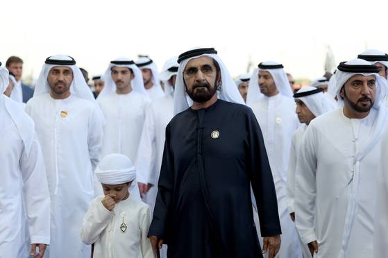 아랍에미리트(UAE) 부통령 겸 총리이자 두바이 통치자인 셰이크 모하메드 빈 라시드 알 막툼(가운데)가 5일(현지시간) 두바이의 메이단 경마장에서 열린 두바이 월드컵 2025에 참석하고 있다. EPA=연합뉴스