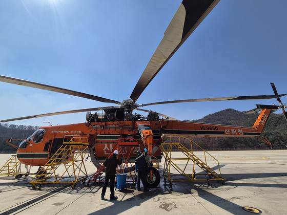 지난 1일 오전 강원특별자치도 원주시 지정면 판대리 산링청 산림항공본부. 헬기계류장에서 산불 진화를 마치고 온 초대형 진화헬기(S-64)의 세척 작업이 진행중이다. 박진호 기자