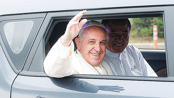 프란치스코 교황은 방한 당시 방탄 리무진 차량 대신 소형차인 쏘울을 의전 차량으로 골랐다. 이를 통해 전세계에 소박함의 메시지를 전했다. 중앙포토