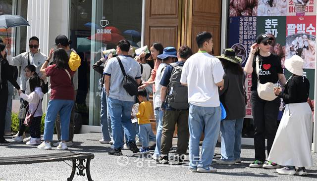 ▲ 강원지역 낮최고 기온이 영상 20도가 넘는 초여름날씨를 보인 21일 외국인 관광객들이 가벼운 옷차림으로 춘천 김유정역 주변을 관광하고 있다. 김정호