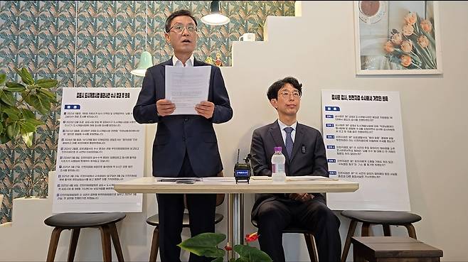 21일 정하영 전 김포시장(왼쪽)이 검찰의 뇌물 기소에 대해 반박 기자회견을 하고 있다. 정하영 전 김포시장 측 제공