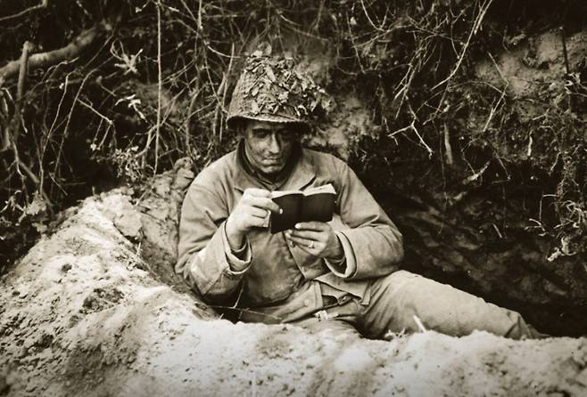 책 <전쟁터로 간 책들(When Books Went To War)> 표지 Houghton Mifflin Harcourt