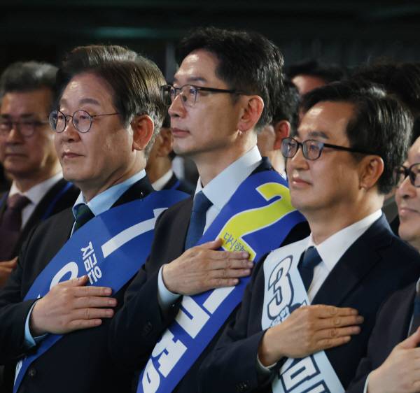 더불어민주당 대선 경선 후보들이 지난 19일 오후 충북 청주체육관에서 열린 ‘제21대 대통령선거 후보자 선출을 위한 충청권 합동연설회’에 참석해 있다. 왼쪽부터 이재명, 김경수, 김동연 후보. 연합뉴스