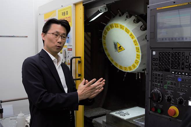 APR Executive Director and R&D Center Chief Shin Jae-woo showcases a device used in developing APR’s beauty tech products at the R&D center in western Seoul, on March 17. (Kim Hae-yeon/ The Korea Herald)