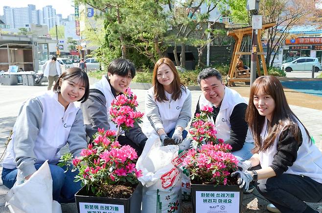 BAT로스만스 송영재 대표(오른쪽에서 두번째)와 임직원들이 지구의 날(4월 22일)을 맞아 서울 중구 신당동 마을마당에서 지속가능한 환경을 위한 ‘꽃BAT’ 캠페인을 진행했다. ( 사진제공 = BAT로스만스)