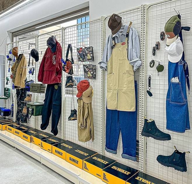 워크업 성수 플래그십 스토어 내부 디스플레이