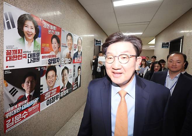권성동 국민의힘 원내대표가 21일 서울 여의도 국회에서 열린 비상대책위원회의에 참석하면서 대선 경선 후보자들의 포스터가 붙어 있는 벽 앞을 지나가고 있다. 연합뉴스