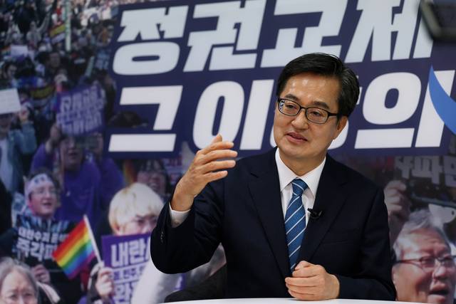 “민주당도 겸허히 기득권 내려놔야” 더불어민주당 대통령 선거 후보 선출을 위한 경선에 출마한 김동연 후보가 지난 18일 서울 영등포구 여의도에 위치한 캠프에서 문화일보와 인터뷰하고 있다. 문호남 기자