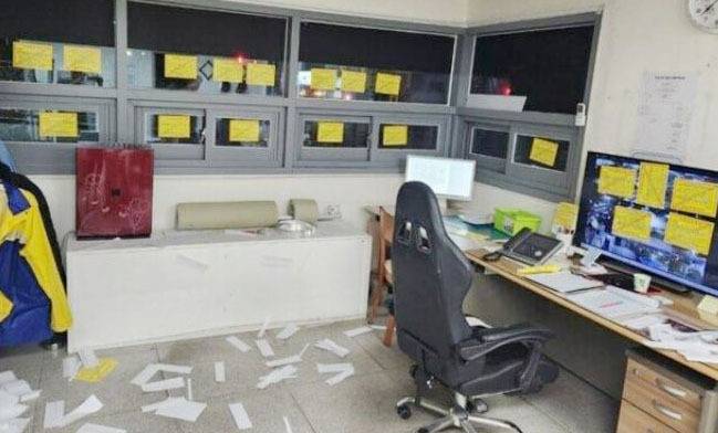 아파트 경비실에 입주민이 붙인 주차 금지 스티커가 덕지덕지 붙어있다. 온라인 커뮤니티