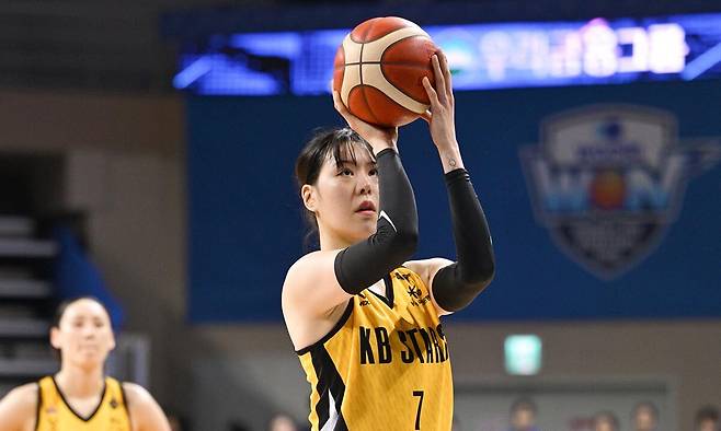 청주 KB로 복귀를 발표한 박지수가 2024년 3월 아산이순신체육관에서 열린 아산 우리은행과 2023∼2024시즌 여자프로농구 챔피언결정전 4차전에서 슛을 던지고 있다. WKBL 제공