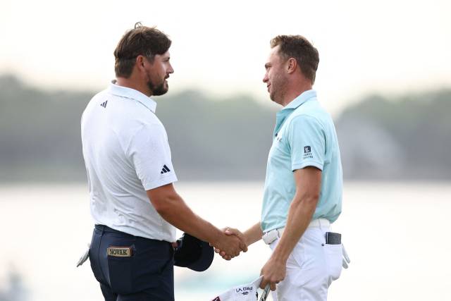 우승을 차지한 토머스(오른쪽)와 준우승을 거둔 노백. 사진 제공=AFP연합뉴스