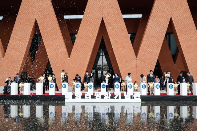 21일 열린 매향리평화기념관 개관식에서 주요 내빈들이 평화와 희망의 메시지를 담은 나비날리기 퍼포먼스를 하고 있다. 사진 제공 = 화성시