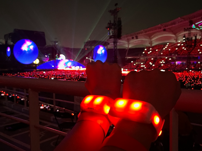 친환경 전자팔찌 자이로밴드. 상황에 따라 불이 들어와 공연 연출 효과를 극대화 한다.