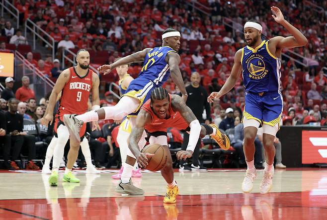 휴스턴 제일런 그린이 21일 NBA 플레이오프 1차전 골든스테이트전에서 흐르는 볼을 잡으려 넘어지고 있다. Troy Taormina-Imagn Images연합뉴스