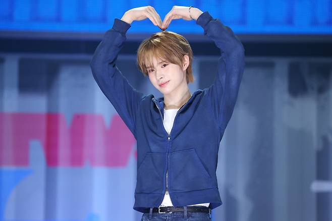 그룹 투어스(TWS) 경민이 21일 오후 서울 용산구 블루스퀘어에서 열린 세 번째 미니앨범 ‘트라이 위드 어스’(TRY WITH US) 발매 쇼케이스에서 포즈를 취하고 있다. 2025.4.21. 연합뉴스