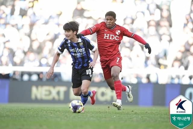 경기에 집중하는 이동률(왼쪽). /사진=한국프로축구연맹 제공