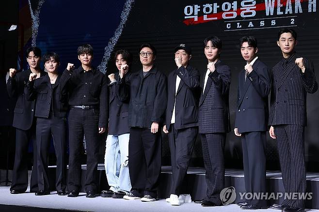 넷플릭스 '약한영웅 Class 2' 제작발표회 (서울=연합뉴스) 류효림 기자 = 배우 이민재(왼쪽부터), 최민영, 려운, 박지훈, 유수민 감독, 한준희 크리에이터, 이준영, 유수빈, 배나라가 21일 서울 마포구 호텔 나루 엠갤러리에서 열린 넷플릭스 '약한영웅 Class 2' 제작발표회에서 포즈를 취하고 있다. 2025.4.21 ryousanta@yna.co.kr