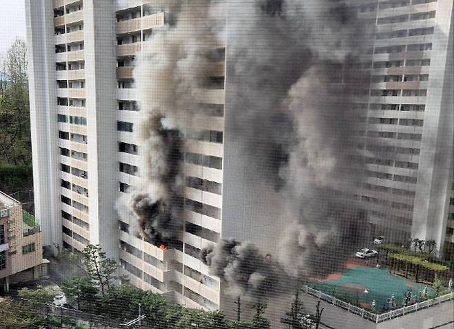 21일 오전 8시 17분쯤 서울 관악구 봉천동의 21층 규모 아파트에서 불이 나고 있다. (사진=뉴스1 독자 제공)