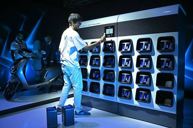 인도 벵갈루루에서 한 방문객이 배터리 교체소를 살펴보고 있다. (사진=AFP)