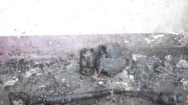 21일 오전 8시 17분 서울 관악구 봉천동의 한 아파트에서 발생한 방화 사건의 범행도구인 ‘고압세척건’이 검게 그을린 흔적만 남아있다.(사진=뉴스1)