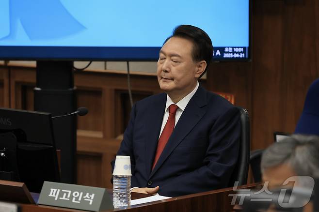 윤석열 전 대통령이 21일 서초동 서울중앙지법에서 열린 내란 우두머리 혐의에 대한 두 번째 정식 재판에 출석하고 있다. 2025.4.21/뉴스1 ⓒ News1 사진공동취재단