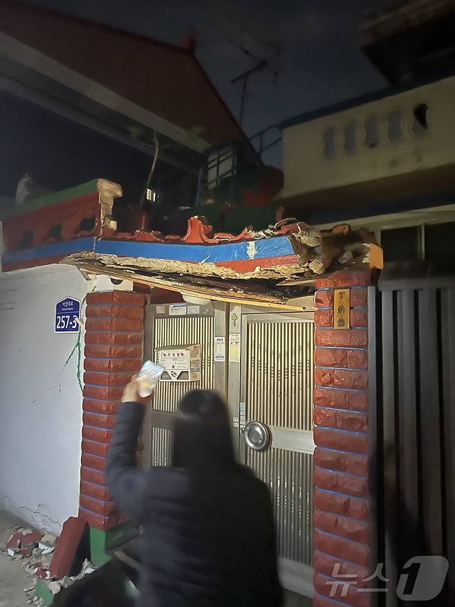 21일 오후 10시 20분쯤 광주 북구 중흥동 주택 4곳의 담장과 외벽에 균열이 발생해 주민 6명이 대피했다. 사진은 주택 현장의 모습. (광주 북구 제공)