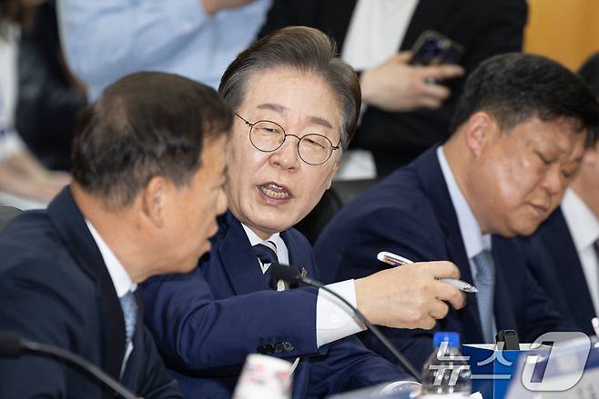 이재명 더불어민주당 경선 후보와 서유석 금융투자협회장이 21일 오전 서울 여의도 금융투자협회에서 열린 자본시장 활성화를 위한 정책간담회에서 대화를 하고 있다. 2025.4.21/뉴스1 ⓒ News1 이재명 기자