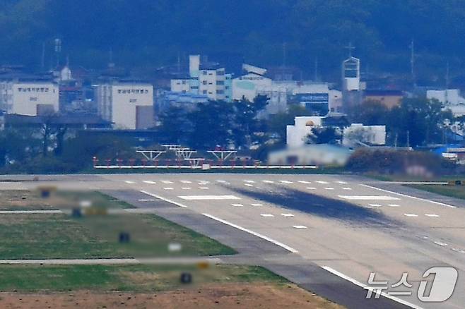(포항=뉴스1) 최창호 기자 = 포항경주공항에 설치된 로컬라이저(방위각 시설) 재설치 공사가 올 상반기를 넘길 전망이다. 사진은 포항경주공항 로컬라이저 모습. 2025.4.22/뉴스1 최창호 기자