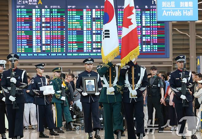 21일 오후 인천국제공항 2터미널 입국장에서 캐나다 참전용사 윌리엄 크라이슬러 유해 봉환식이 거행되고 있다.2025.4.21/뉴스1 ⓒ News1 오대일 기자