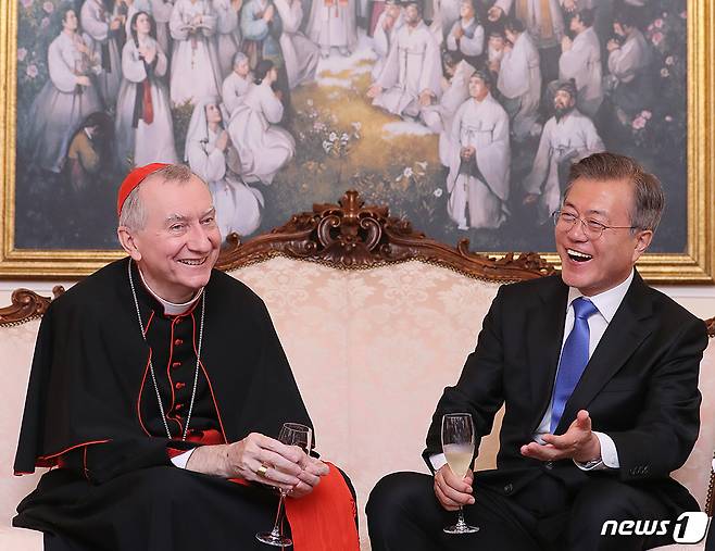 2018년 문재인 당시 대통령이 이탈리아 로마 주교황청대사 관저에서 교황청 피에트로 파롤린 국무원장(추기경)과 만찬에 앞서 환담하고 있다. (청와대 제공)