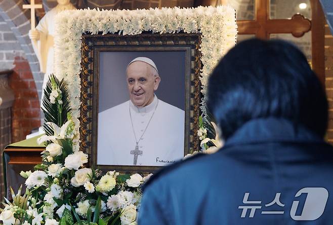 22일 오후 프란치스코 교황의 빈소가 마련된 서울 중구 명동대성당 지하성당에서 조문객들이 추모를 하고 있다. 2025.4.22/뉴스1 ⓒ News1 사진공동취재단