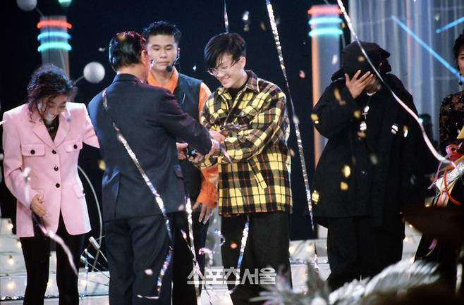 제3회 서울가요대상(1992)에서 ‘난 알아요’로 대상을 수상한 서태지와 아이들. 트로피를 건네 받고 있는 서태지와 옆으로 양현석(왼쪽·YG 대표 프로듀서), 이주노의 모습이 보인다. 사진 | 스포츠서울DB